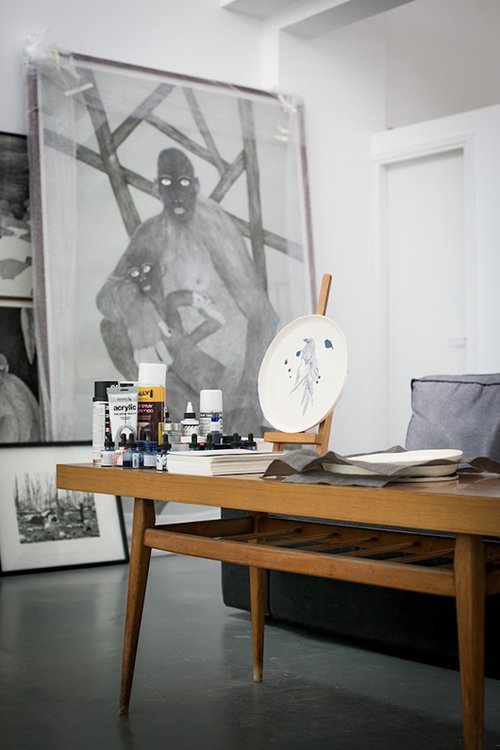 רישום דקדקני ועמלני שעוסק בדמויות שהן בין האנושי לחייתי | סטודיו מורן קליגר | צילום: שירן כרמל