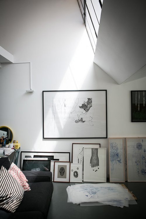 כמו הסטודיו, גם הציורים משדרים ניקיון ויזואלי | סטודיו מורן קליגר | צילום: שירן כרמל