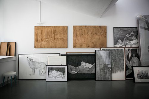 אי אפשר שלא להתפעל ממקבץ הציורים הגדול של קליגר | סטודיו מורן קליגר | צילום: שירן כרמל