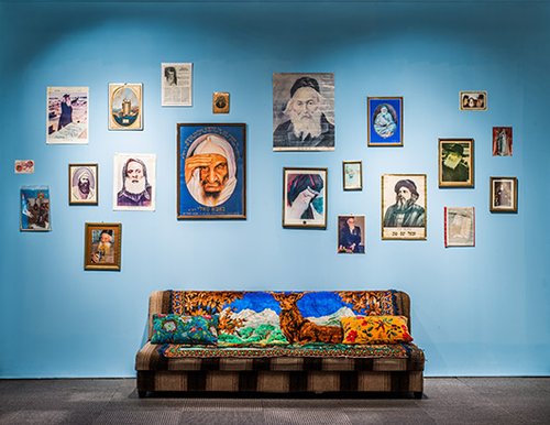 "תמונות צדיקים ורבנים", 2014 | ז'וזף דדון | מיצב מתוך התערוכה "מזל וברכה", בבית התפוצות (אוצרת: כרמית בלומנזון) | צילום: ברק ברינקר