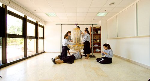 מתוך עבודת הוידאו "כל כבודה", 2016 | | רעיה ברוקנטל | מוצגת בתערוכה "שלום המלכות"(אוצרת: סאלי הפטל-נוה)