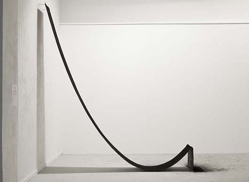הדר פרי, ללא כותרת, 2016, שמן פשתן ואבקת פחם על נייר, 700X46 ס"מ הדר פרי, ללא כותרת, 2016, שמן פשתן ואבקת פחם על נייר, 700X46 ס"מ
