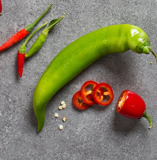 משמאל: פלפל תאילנדי, מימין: פלפל אנהיים | צילום: בועז לביא