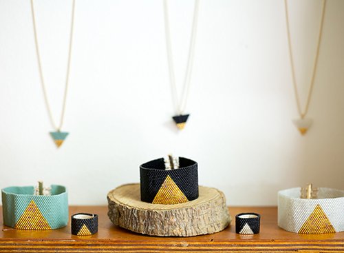 תכשיטים של דושהינקא בטכניקת חריזה יפנית | צילום: בועז לביא