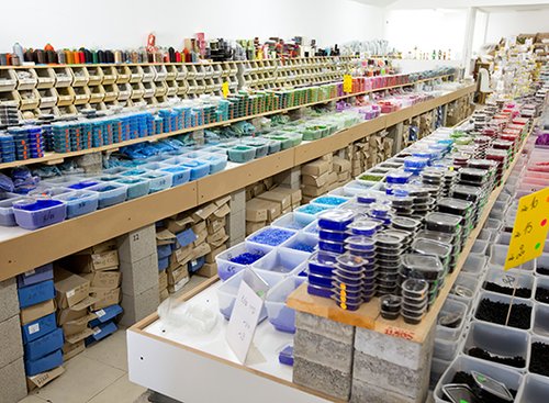 בשביל החרוזים: סטוק חומרי הגלם של מעצבת התכשיטים אורנה לאלו | צילום: בועז לביא