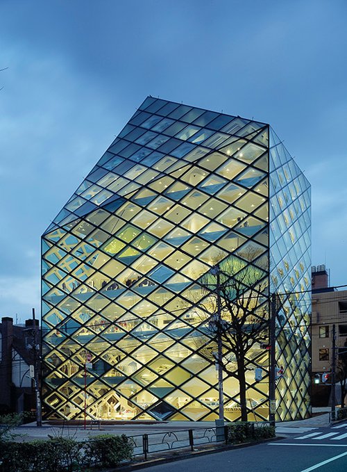 Prada Epicenter: מעוצבת כגביש קריסטל שקוף הבולט בקו הרקיע של העיר | Nacasa & Partners Prada Epicenter: מעוצבת כגביש קריסטל שקוף הבולט בקו הרקיע של העיר | Nacasa & Partners