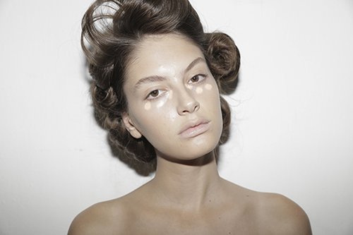 מורחים שכבה נדיבה של מייק אפ | צילום: דודי חסון