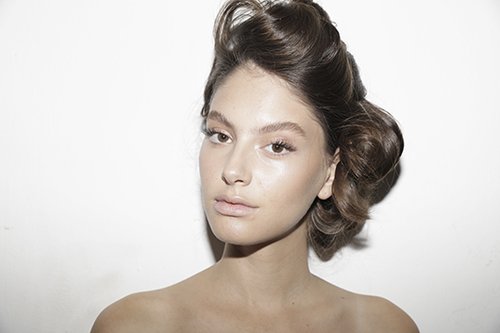 מושחים על העפעפיים צללי מבריקה | צילום: דודי חסון