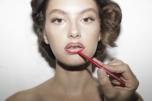 מכסים את השפתיים בשכבה עדינה של מייק אפ | צילום: דודי חסון