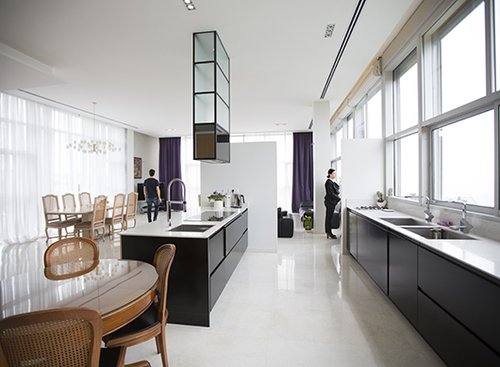 המטבח תוכנן כקובייה פתוחה במרכז הבית ומשלב בין קווים מודרניים לרהיטים קלאסיים של הזוג | צילום: רות לואר שמולביץ'