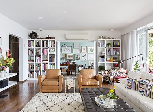 בצדו השני של החלל מפרידה דלת אקורדיון בין המשרד לחדר האורחים. כשהיא פתוחה היא מגדילה את החלל ומכניסה אליו שפע עבודות אמנות | צילום: Fran Parente