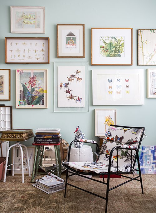 כורסת וינטג' עם הדפס פרפרים וקירות בגוני תכלת-טורקיז יוצרים אווירה רגועה המתאימה לעבודה המדויקת | צילום: Fran Parente