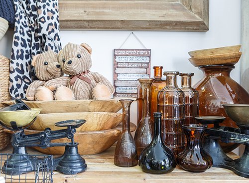 מגוון אוספים שבחרה וליקטה סימה סיטון, בעלת המקום | נישה | צילום: אורית ארנון