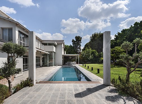 הפתחים שנוצרו בין משטחי הגג נוצלו ליצירת חלונות עיליים צרים המחדירים לבית אור יום רב | צילום: עודד סמדר