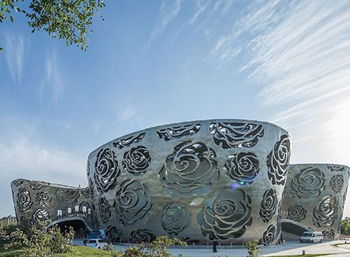Rose Museum: יריעת פלדת אלחלד בגובה 17 מטר | צילום: Xiao Kaixiong Rose Museum: יריעת פלדת אלחלד בגובה 17 מטר | צילום: Xiao Kaixiong