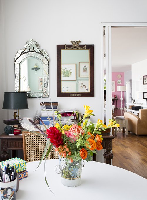 מבט מחדר העבודה אל הסלון. עבודות האמנות בחדר משתקפות במראות ומשלימות את אלה התלויות על הקיר הוורוד בסלון | צילום: Fran Parente