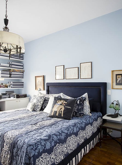 חדר השינה של האורחים עוצב בגוני כחול מרין המתאימים כמעט לכל טעם ויוצרים אווירה שקטה ומאופקת | צילום: Fran Parente