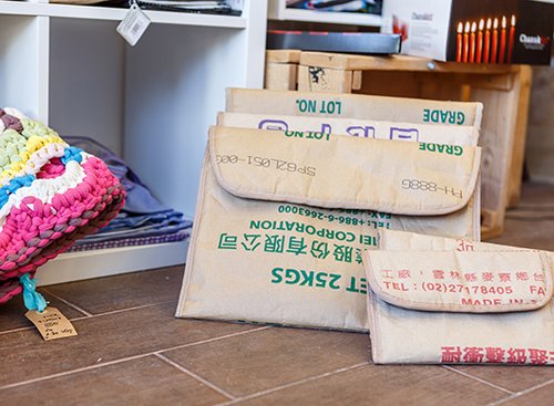 קלאצ'ים ותיקים של אלדד־זיינר. במקור היו שקים של מפעלי פלסטיק | המלאכה | צילום: אורית ארנון