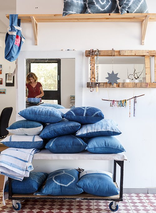 מצעים צבועים בפיגמנט אינדיגו שנסחט מעלים. כל אחד משדר תדר ייחודי | צבע בד וטבע | צילום: אורית ארנון