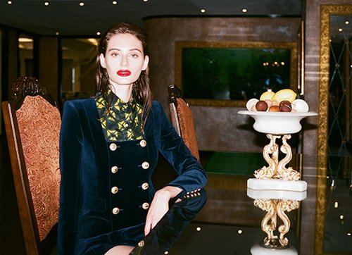 חולצה סטלה ז'ן בהלגה עיצובים 1,595 ש״ח | שמלה בגזרת חליפה בלמיין בהלגה עיצובים 12,350 ש״ח | צילום: תום מרשק