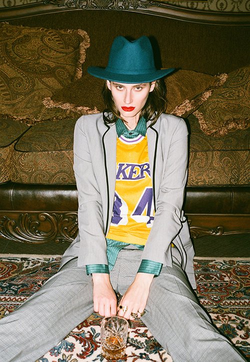 חולצה מכופתרת דיויד ששון 500 ש״ח | חולצת ספורט איתי גונן 130 ש״ח | ז׳קט הוניגמן 199.90 ש״ח | מכנסיים פול אנד ג'ו בנומרו 13, 1,395 ש״ח | טבעות מיכל נגרין 168־289 ש"ח | כובע זארה 199 ש"ח‎ | צילום: תום מרשק