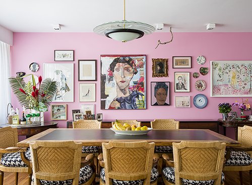 למרות היותה חלק מהחלל המרכזי, מקבלת פינת האוכל מקום של כבוד לצד קיר הכוח הוורוד | צילום: Fran Parente