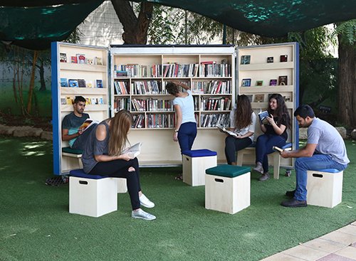 ספריה ניידת מתקפלת במכללת אפקה הנפתחת, מתפרסת ויוצרת מקום להתכנסות | צילום: רות לואר שמולביץ'