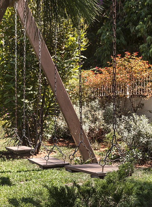 החצר האחורית מתאפיינת בצמחייה ים תיכונית טבעית החובקת פינות ישיבה ומשחק שונות | צילום: עודד סמדר