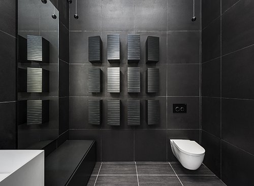 חדר הרחצה של ההורים עוצב בשחור דרמטי ויוקרתי | צילום: עודד סמדר