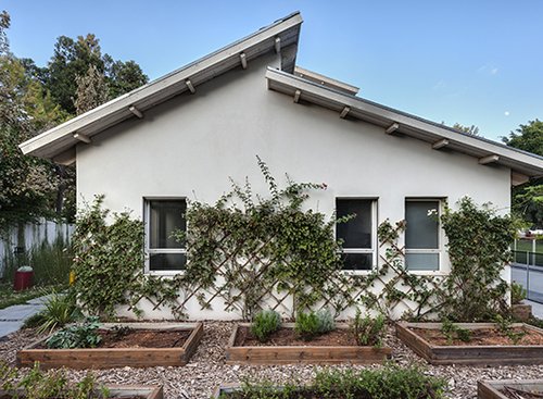 גגות רעפים דקיקים ואפורים בגבהים שונים הפכו למוטיב אדריכלי בולט בבית | צילום: עודד סמדר