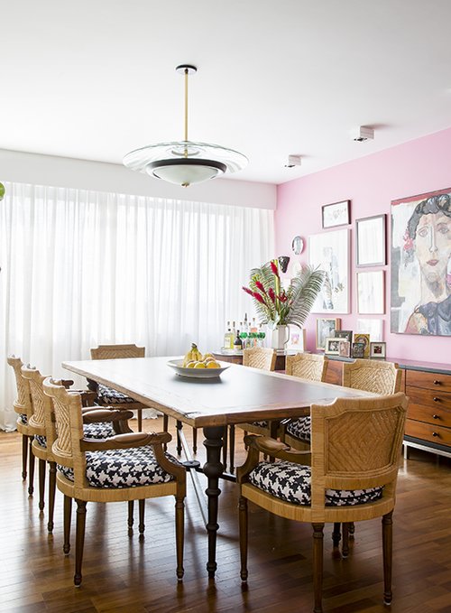 המתכננים הקפידו להשתמש בחומרים טבעיים ומסורתיים כמו שולחן האוכל שעשוי מעץ ממוחזר | צילום: Fran Parente