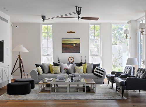 הסלון בצבעוניות מונוכרומטית ושלווה עם נגיעות של ירוק ושולחן אלגנטי  של רוש בובאה פריז (פיטרו הכט) | צילום: שי אדם