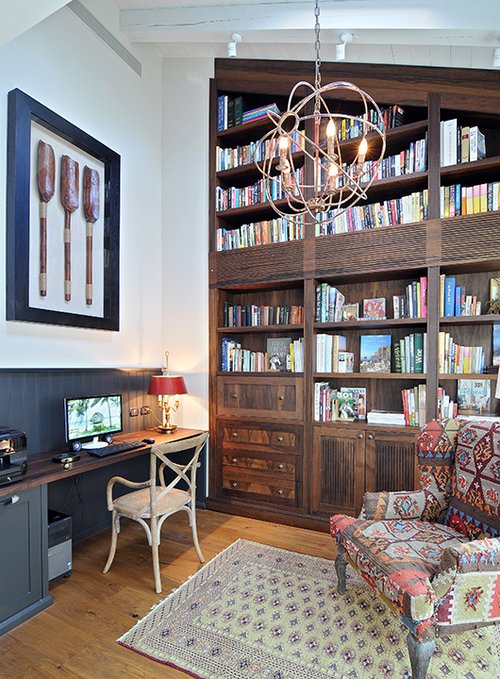 פינת העבודה ובה ספרייה ענקית המתנשאת לגובה של ארבעה מטרים | צילום: שי אדם