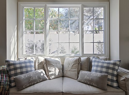 פינת ישיבה עם כריות רבות ומזמינות | צילום: שי אדם