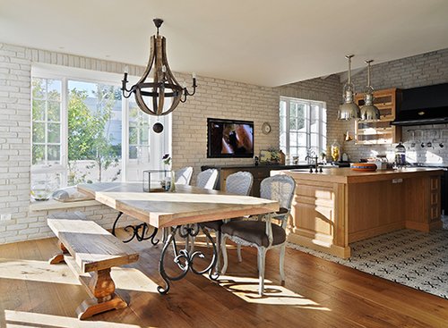 פינת אוכל בסגנון כפרי הובאה מבית המשפחה הקודם והוצבה לצד המטבח בבית החדש | צילום: שי אדם