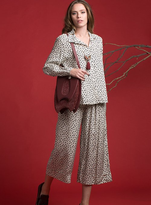 חליפת פיג'מה רכה ורומנטית מקולקציית החורף.  | צילום: דביר כחלון