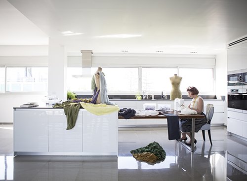 המטבח תוכנן לבקשתה של בעלת הבית בפרופורציות שיאפשרו לה להשתמש בו גם כסטודיו לאופנה | צילום: רות לואר שמולביץ'