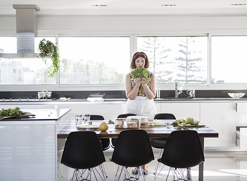 בעלת הבית מככבת בתצלומי הפרויקט כדמות מרכזית בסצנות כמו-קולנועיות המתרחשות במרחבים האדריכליים השונים של הבית | צילום: רות לואר שמולביץ'