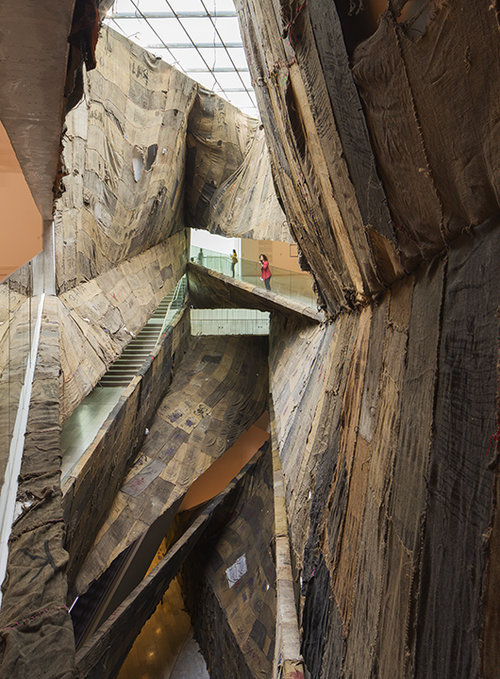 Ibrahim Mahama | שבר, 2016, שקי יוטה. באדיבות מוזיאון תל אביב לאמנות 