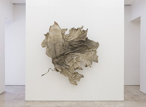 Melancholy's Bride, 2015, עור פרה, שרף, עיסת פוליאסטר, 34X185X180 ס"מ | באדיבות האמנית Nandipha Mntambo  וגלריה Stevenson, קייפטאון ויוהנסבורג