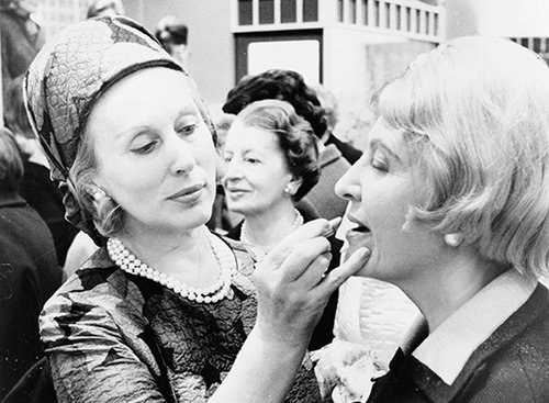 אסתי לאודר ולקוחה, 1966