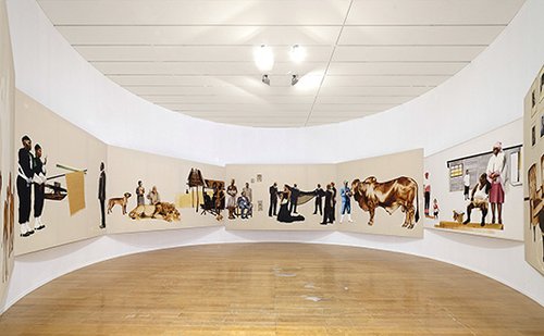 Ruse of Disavowal, מהסדרה Pax Kaffraria, 2013, שמן פחם על בד, צילום הצבה מתוך הביאנלה בליאון, המוזיאון לאמנות עכשווית, ליאון, צרפת. באדיבות האמנית Meleko Mokgosi וגלריה Jack Shainman, ניו יורק