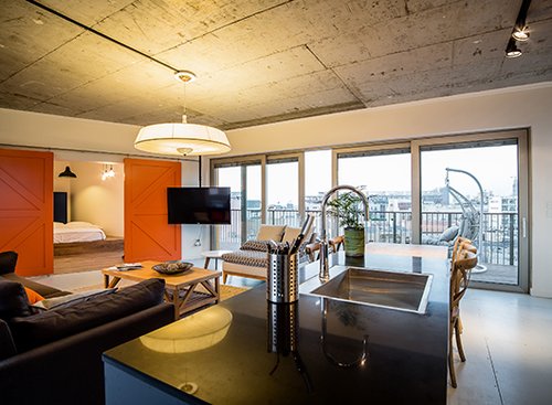 הדלתות מתפקדות גם כאלמנט פיסולי בחלל | צילום: חפצי אלגר