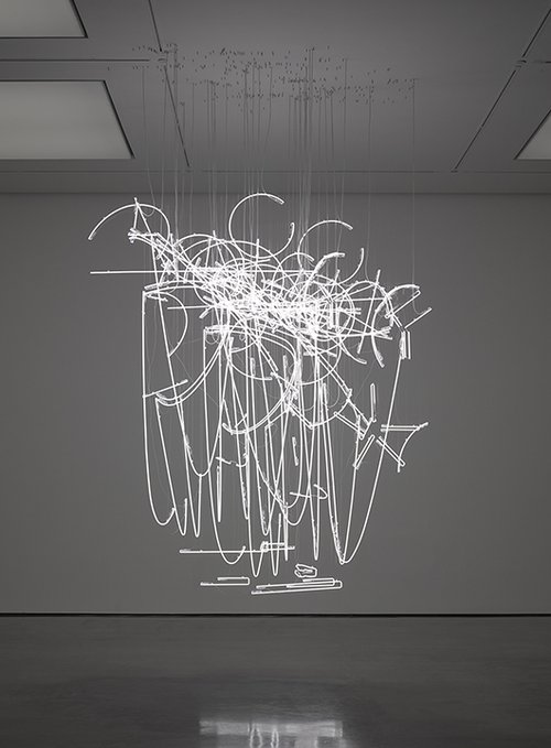 "Neon Forms" (after Noh) | אמן: Cerith Wyn Evans | שנת 2015, נורות ניאון לבנות. מתוך תערוכת היחיד בגלריה White Cube, לונדון