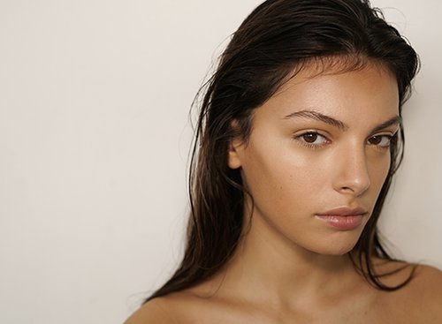 מורחים סרום ומעליו פרימייר | השלב הראשון | צילום: אלון שפרנסקי