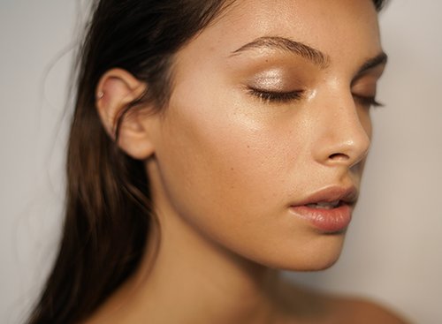 מושחים על העפעפיים צלית שימר בגוון טבעי | שלב 2 | צילום: אלון שפרנסקי