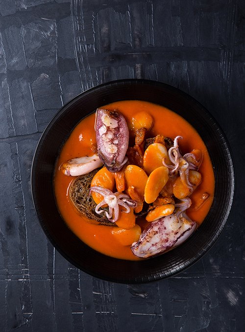 מרק שעועית לימה איטלקי עם ברוסקטה, בייקון וקלמרי | צילום: שרית גופן