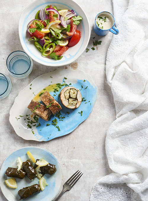 רולדת פרגיות עם עלי גפן ממולאים באורז וסלט עגבניות חריף | צילום: בן יוסטר