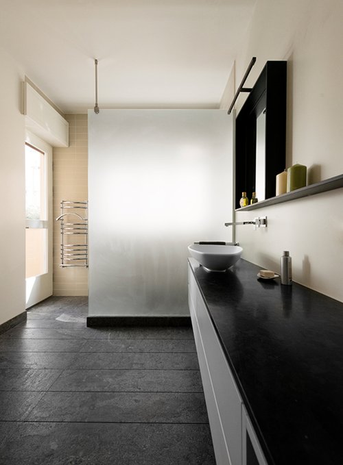 חומר וצבע משמשים ככלים להגדרת חללים | צילום: גדעון לוין