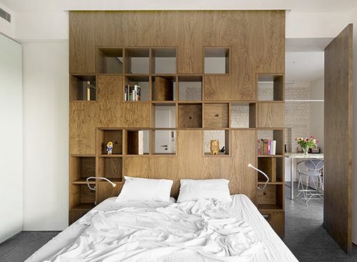 קיר העץ המודולרי מאפשר לייצר חלל פתוח כמעט לחלוטין או הפרדה מלאה בין שני אזורים | צילום: גדעון לוין